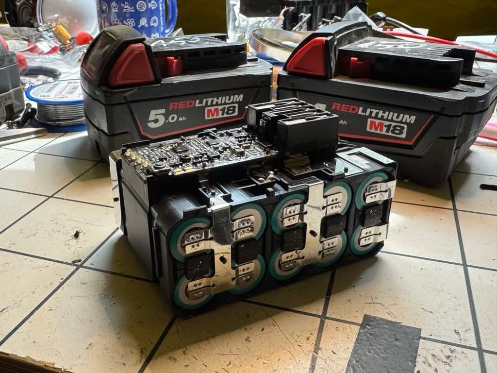 Akumulatory Milwaukee M18 i pakiet ogniw podczas regeneracji